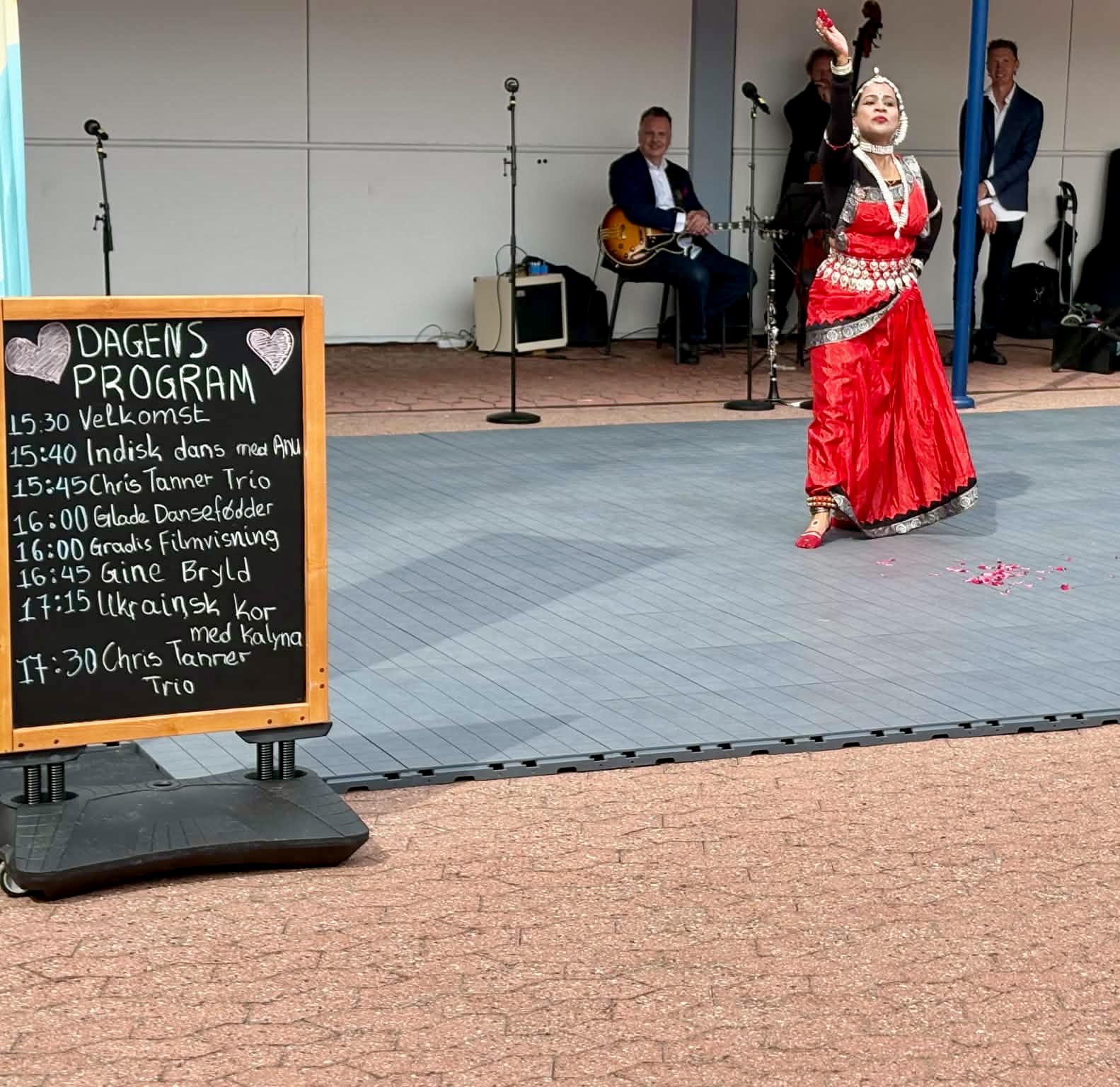 Og dansen den gik