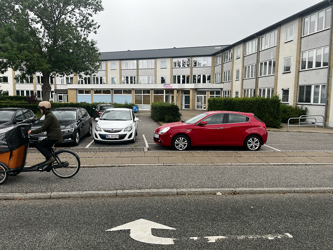 Kommunen har mange kasketter på